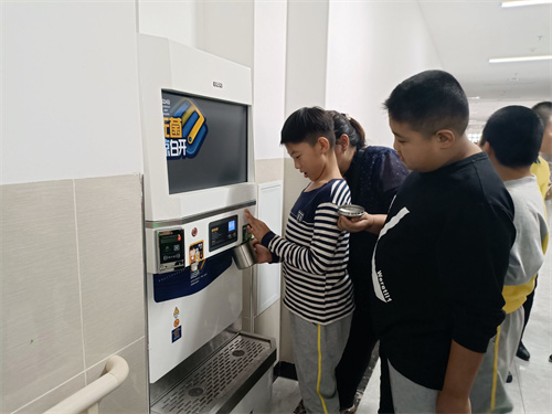 嶄新的直飲水飲水機，拿著小水杯接水喝.jpg