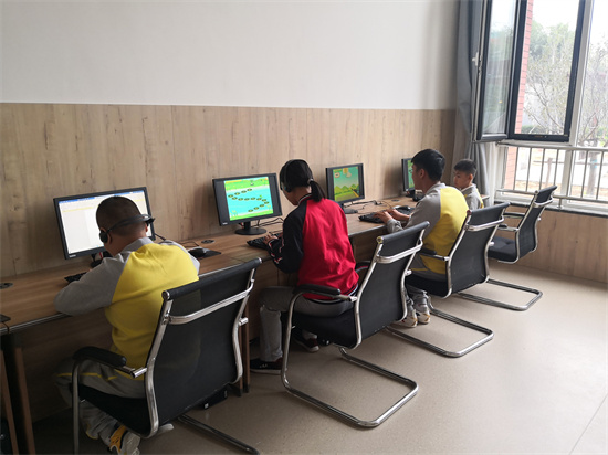 啟明班學生在電子閱覽室.jpg 啟明班學生在電子閱覽室.jpg