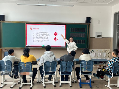 學生在了解元旦的由來.jpg