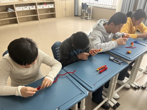 學生在制作新年紅燈籠.jpg